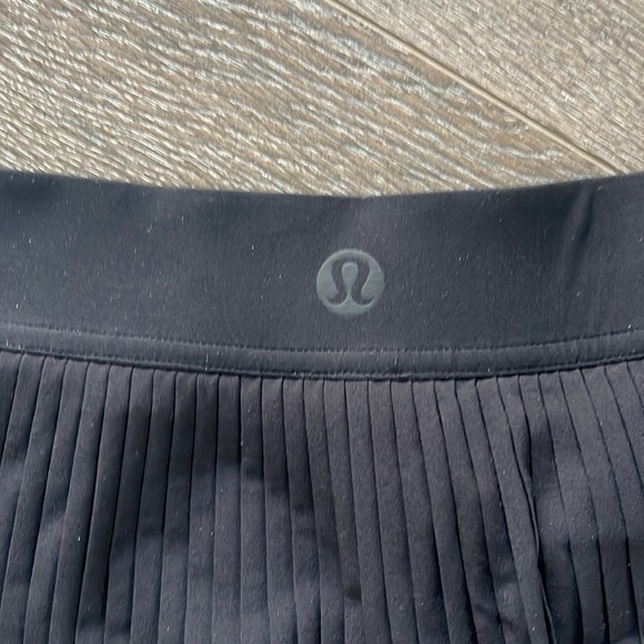 Lululemon Varsity High-Rise Pleated Tennis Skirt Size 8 - Picture 2 of 3